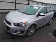 2013 Chevrolet Sonic LTZ z VIN 1G1JE5SB9D4207236, wystawiony jako IAAI lot #41266504 z przebiegiem 141 584 mil mil oraz . Historia ofert i sprzedaży dostępna na DreamBid. Obrazek 2.