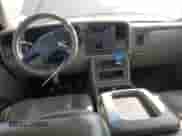 2003 Chevrolet Silverado 2500HD LT z VIN 1GCHK29U13E335712, wystawiony jako Copart lot #74421554 z przebiegiem Nie podano mil oraz Szkoda całkowita • Salvage title. Historia ofert i sprzedaży dostępna na DreamBid. Obrazek 8.