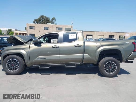 2024 Toyota Tacoma SR5 z VIN 3TMLB5JN8RM007836, wystawiony jako IAAI lot #42443151 z przebiegiem Nie podano mil oraz . Historia ofert i sprzedaży dostępna na DreamBid. Obrazek 11.