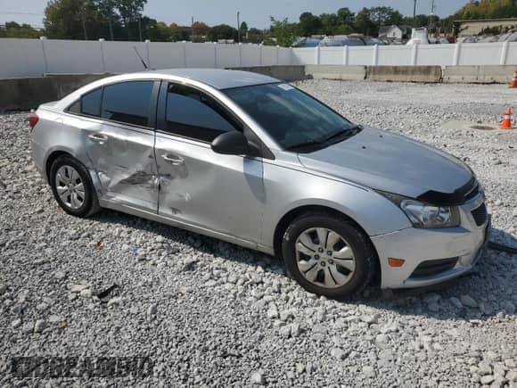 2014 Chevrolet Cruze LS z VIN 1G1PA5SH1E7234327, wystawiony jako Copart lot #81679075 z przebiegiem 99 834 mil mil oraz Szkoda całkowita • Salvage title. Historia ofert i sprzedaży dostępna na DreamBid. Obrazek 4.