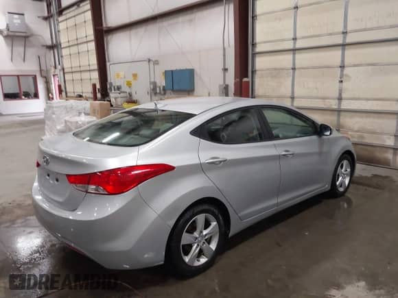 2013 Hyundai Elantra GLS z VIN 5NPDH4AE6DH300890, wystawiony jako IAAI lot #43073166 z przebiegiem 163 666 mil mil oraz . Historia ofert i sprzedaży dostępna na DreamBid. Obrazek 4.
