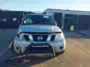 2015 Nissan Frontier SV z VIN 1N6AD0ER3FN707974, wystawiony jako IAAI lot #41213578 z przebiegiem 121 326 mil mil oraz . Historia ofert i sprzedaży dostępna na DreamBid. Obrazek 12.