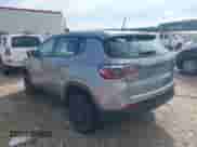 2020 Jeep Compass Sport z VIN 3C4NJDAB4LT256661, wystawiony jako IAAI lot #43300392 z przebiegiem 80 177 mil mil oraz . Historia ofert i sprzedaży dostępna na DreamBid. Obrazek 3.