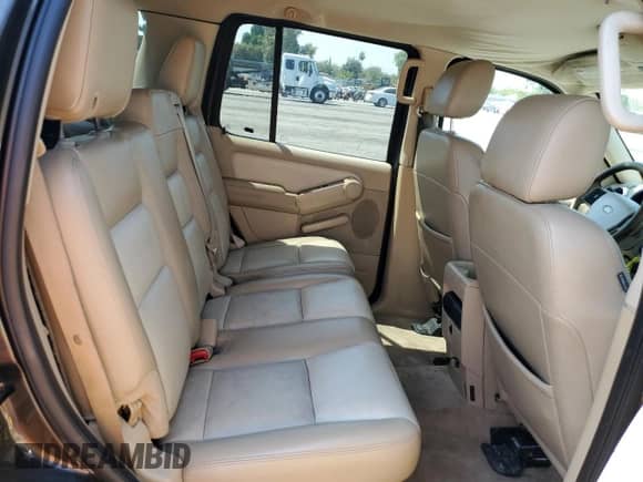 2006 Ford Explorer XLT z VIN 1FMEU73886UB40833, wystawiony jako Copart lot #67680445 z przebiegiem 246 015 mil mil oraz Szkoda całkowita • Salvage title. Historia ofert i sprzedaży dostępna na DreamBid. Obrazek 11.