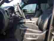 2025 Ram 1500 Laramie z VIN 1C6SRFJP1SN590350, wystawiony jako Copart lot #61554375 z przebiegiem 21 636 mil mil oraz Szkoda całkowita • Salvage title. Historia ofert i sprzedaży dostępna na DreamBid. Obrazek 7.