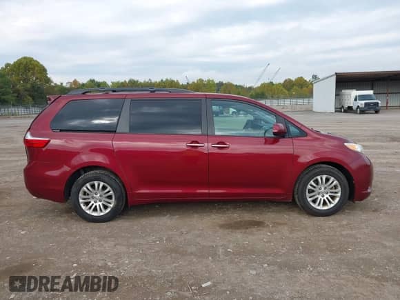 2017 Toyota Sienna XLE z VIN 5TDYZ3DC3HS847876, wystawiony jako IAAI lot #43288058 z przebiegiem 95 784 mil mil oraz . Historia ofert i sprzedaży dostępna na DreamBid. Obrazek 13.