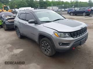2019 Jeep Compass Trailhawk z VIN 3C4NJDDB5KT671739, wystawiony jako IAAI lot #42607145 z przebiegiem 126 807 mil mil oraz . Historia ofert i sprzedaży dostępna na DreamBid. Obrazek 1.