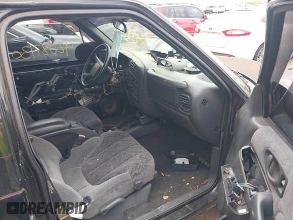 2002 Chevrolet S-10 LS с VIN 1GCDT13W22K183567, выставлен на аукционе IAAI как лот 42087130 с пробегом Не указан миль и . История ставок и продаж доступна на DreamBid. Изображение 5.