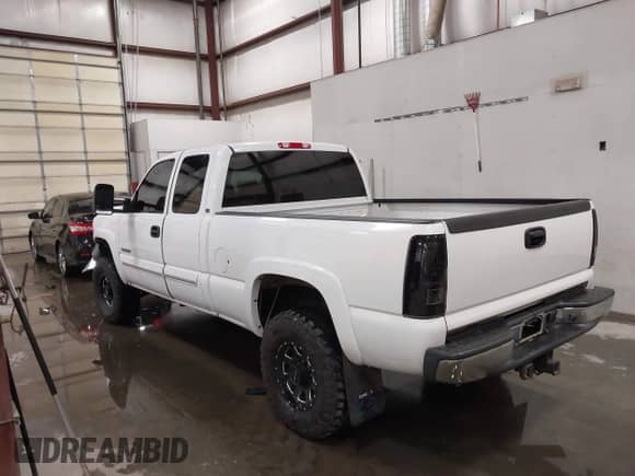 2003 Chevrolet Silverado 2500HD LT z VIN 1GCHK29U13E213464, wystawiony jako IAAI lot #43189461 z przebiegiem 132 546 mil mil oraz . Historia ofert i sprzedaży dostępna na DreamBid. Obrazek 3.