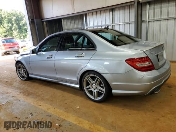 2013 Mercedes-Benz C 300 Luxury z VIN WDDGF8AB5DA780045, wystawiony jako Copart lot #84915775 z przebiegiem 134 064 mil mil oraz Szkoda całkowita • Salvage title. Historia ofert i sprzedaży dostępna na DreamBid. Obrazek 2.