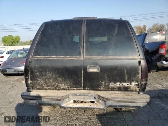 1996 Chevrolet Suburban with VIN 1GNFK16R4TJ409561, listed as a Copart auction lot 83247624 with 146,933 mi miles and Clean title. Bid and sale history available at DreamBid. Image 6.