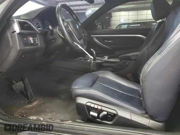 2019 BMW 4 Series 430i xDrive z VIN WBA4W5C56KAE43657, wystawiony jako Copart lot #57573275 z przebiegiem 166 658 mil mil oraz Nie do naprawy • Non repairable. Historia ofert i sprzedaży dostępna na DreamBid. Obrazek 7.