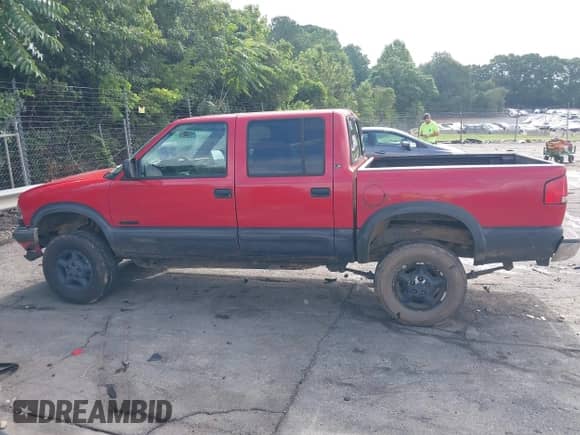 2001 Chevrolet S-10 LS with VIN 1GCDT13W11K218775, listed as a IAAI auction lot 42706513 with 214,664 mi miles and . Bid and sale history available at DreamBid. Image 14.