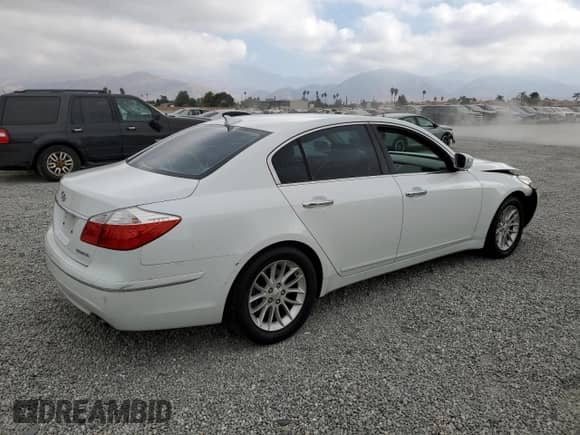 2011 Hyundai Genesis с VIN KMHGC4DE2BU136933, выставлен на аукционе Copart как лот 80328135 с пробегом 102 690 миль миль и Списание • Salvage title. История ставок и продаж доступна на DreamBid. Изображение 3.