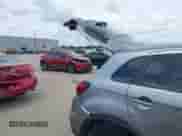 2023 Mitsubishi Outlander ES z VIN JA4ARUAU0PU016991, wystawiony jako IAAI lot #42406548 z przebiegiem 25 351 mil mil oraz . Historia ofert i sprzedaży dostępna na DreamBid. Obrazek 17.