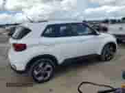 2025 Hyundai Venue SEL z VIN KMHRC8A35SU371927, wystawiony jako Copart lot #81486405 z przebiegiem 6 666 mil mil oraz Nie do naprawy • Non repairable. Historia ofert i sprzedaży dostępna na DreamBid. Obrazek 3.