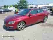 2016 Volvo S60 T5 Drive-E Premier z VIN YV126MFK4G2399463, wystawiony jako IAAI lot #42568556 z przebiegiem 94 972 mil mil oraz . Historia ofert i sprzedaży dostępna na DreamBid. Obrazek 2.