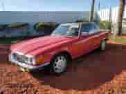 1985 Mercedes-Benz SL z VIN WDB1070421A025007, wystawiony jako Copart lot #45896865 z przebiegiem 104 247 mil mil oraz Czysty tytuł • Clean title. Historia ofert i sprzedaży dostępna na DreamBid. Obrazek 1.