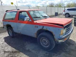 1984 Chevrolet Blazer z VIN 1G8CT18B1E8203630, wystawiony jako IAAI lot #42143372 z przebiegiem 15 mil mil oraz . Historia ofert i sprzedaży dostępna na DreamBid. Obrazek 1.