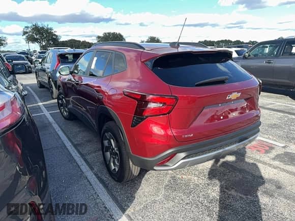 2025 Chevrolet Trax LT z VIN KL77LHEP5SC259740, wystawiony jako Copart lot #91179905 z przebiegiem 4 285 mil mil oraz Czysty tytuł • Clean title. Historia ofert i sprzedaży dostępna na DreamBid. Obrazek 3.