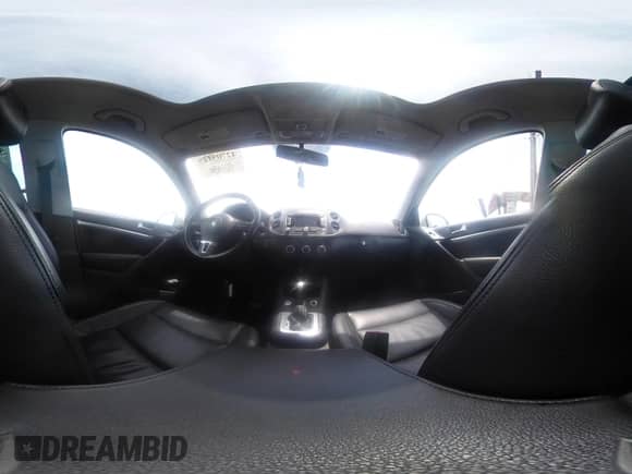 2013 Volkswagen Tiguan S z VIN WVGBV3AX6DW577296, wystawiony jako IAAI lot #42705129 z przebiegiem 110 709 mil mil oraz . Historia ofert i sprzedaży dostępna na DreamBid. Obrazek 18.