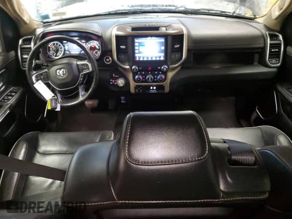 2019 Ram 1500 Laramie z VIN 1C6SRFDT6KN841744, wystawiony jako Copart lot #47461755 z przebiegiem 80 749 mil mil oraz Szkoda całkowita • Salvage title. Historia ofert i sprzedaży dostępna na DreamBid. Obrazek 8.