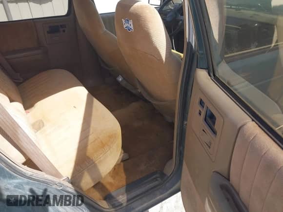 1994 Chevrolet Blazer z VIN 1GNCS13W3R0180933, wystawiony jako IAAI lot #41823501 z przebiegiem 259 563 mil mil oraz . Historia ofert i sprzedaży dostępna na DreamBid. Obrazek 8.