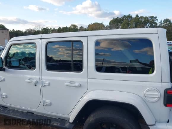 2021 Jeep Wrangler Unlimited Sahara z VIN 1C4JJXP64MW840094, wystawiony jako IAAI lot #40830676 z przebiegiem 31 716 mil mil oraz . Historia ofert i sprzedaży dostępna na DreamBid. Obrazek 15.