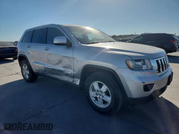 2012 Jeep Grand Cherokee Laredo z VIN 1C4RJEAG4CC334306, wystawiony jako Copart lot #84922785 z przebiegiem 185 339 mil mil oraz Szkoda całkowita • Salvage title. Historia ofert i sprzedaży dostępna na DreamBid. Obrazek 4.