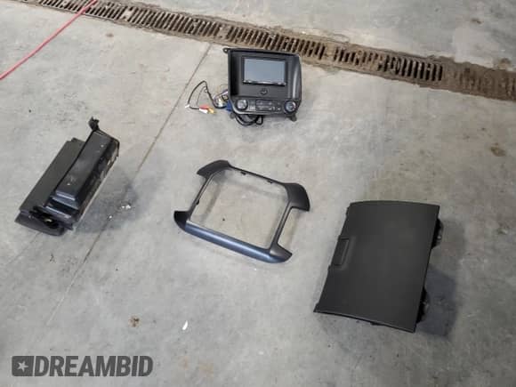 2015 Chevrolet Silverado 2500HD Work Truck z VIN 1GC1KUEG0FF536514, wystawiony jako Copart lot #53471415 z przebiegiem 187 156 mil mil oraz Szkoda całkowita • Salvage title. Historia ofert i sprzedaży dostępna na DreamBid. Obrazek 12.