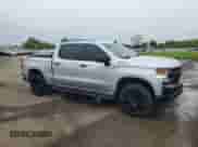 2022 Chevrolet Silverado 1500 Custom Trail Boss z VIN 1GCPYCEK0NZ237402, wystawiony jako Copart lot #55488465 z przebiegiem 51 582 mil mil oraz Szkoda całkowita • Salvage title. Historia ofert i sprzedaży dostępna na DreamBid. Obrazek 4.