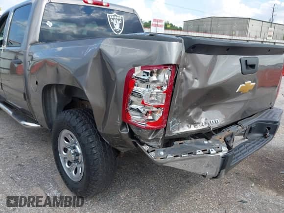 2012 Chevrolet Silverado 1500 LS z VIN 3GCPCREA1CG237415, wystawiony jako IAAI lot #43135420 z przebiegiem 215 687 mil mil oraz . Historia ofert i sprzedaży dostępna na DreamBid. Obrazek 6.