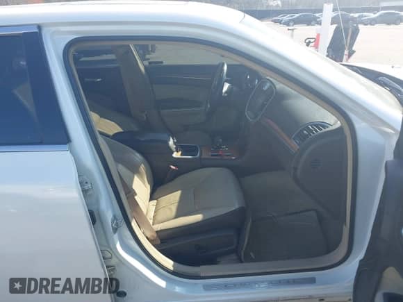 2013 Chrysler 300 Luxury Series с VIN 2C3CCASGXDH573689, выставлен на аукционе IAAI как лот 41782712 с пробегом 204 746 миль миль и . История ставок и продаж доступна на DreamBid. Изображение 5.