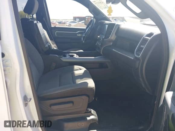 2022 Ram 1500 Big Horn z VIN 1C6RREBT2NN329043, wystawiony jako IAAI lot #42831215 z przebiegiem 47 776 mil mil oraz . Historia ofert i sprzedaży dostępna na DreamBid. Obrazek 5.