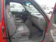 2000 GMC Sierra 1500 SLE z VIN 1GTEK19TXYZ264031, wystawiony jako IAAI lot #42855983 z przebiegiem 189 437 mil mil oraz . Historia ofert i sprzedaży dostępna na DreamBid. Obrazek 5.