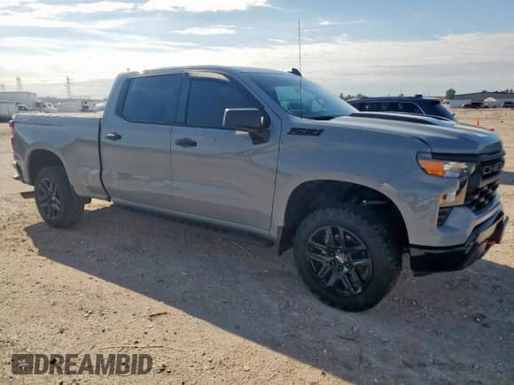 2024 Chevrolet Silverado 1500 Custom Trail Boss z VIN 3GCPDCEK2RG197468, wystawiony jako Copart lot #83947465 z przebiegiem Nie podano mil oraz Szkoda całkowita • Salvage title. Historia ofert i sprzedaży dostępna na DreamBid. Obrazek 4.