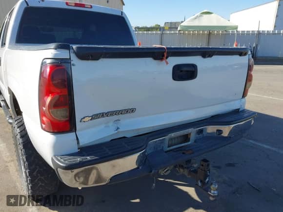 2005 Chevrolet Silverado 1500 LS с VIN 2GCEC13T851318372, выставлен на аукционе IAAI как лот 42863059 с пробегом 223 540 миль миль и . История ставок и продаж доступна на DreamBid. Изображение 18.