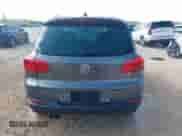 2016 Volkswagen Tiguan S z VIN WVGAV7AX4GW574940, wystawiony jako IAAI lot #42331396 z przebiegiem 81 711 mil mil oraz . Historia ofert i sprzedaży dostępna na DreamBid. Obrazek 16.