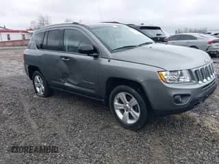 2013 Jeep Compass Limited z VIN 1C4NJDCB0DD261408, wystawiony jako IAAI lot #42008433 z przebiegiem 100 876 mil mil oraz . Historia ofert i sprzedaży dostępna na DreamBid. Obrazek 1.