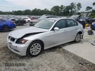 2007 BMW 3 Series 328i z VIN WBAVA33517PV63701, wystawiony jako Copart lot #65796985 z przebiegiem 190 939 mil mil oraz Szkoda całkowita • Salvage title. Historia ofert i sprzedaży dostępna na DreamBid. Obrazek 1.