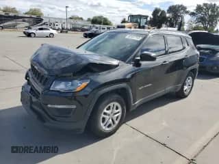 2017 Jeep Compass Sport z VIN 3C4NJCAB2HT669700, wystawiony jako Copart lot #82401745 z przebiegiem 125 334 mil mil oraz Szkoda całkowita • Salvage title. Historia ofert i sprzedaży dostępna na DreamBid. Obrazek 1.