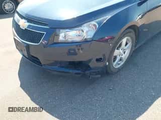 2014 Chevrolet Cruze 1LT z VIN 1G1PC5SB4E7153487, wystawiony jako IAAI lot #42830343 z przebiegiem 156 140 mil mil oraz . Historia ofert i sprzedaży dostępna na DreamBid. Obrazek 6.