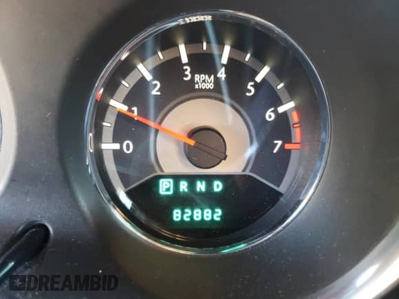 2013 Chrysler 200 Touring z VIN 1C3CCBBB4DN765112, wystawiony jako Copart lot #81339425 z przebiegiem 82 882 mil mil oraz Nie do naprawy • Non repairable. Historia ofert i sprzedaży dostępna na DreamBid. Obrazek 8.