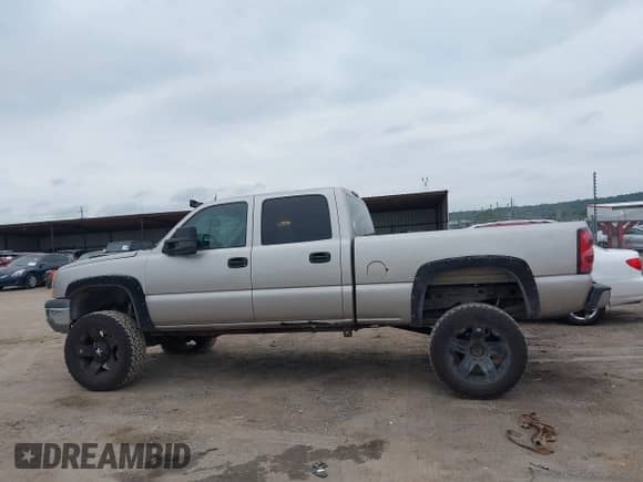2004 Chevrolet Silverado 2500 LS z VIN 1GCGK23U84F189194, wystawiony jako IAAI lot #43081844 z przebiegiem 162 012 mil mil oraz . Historia ofert i sprzedaży dostępna na DreamBid. Obrazek 13.
