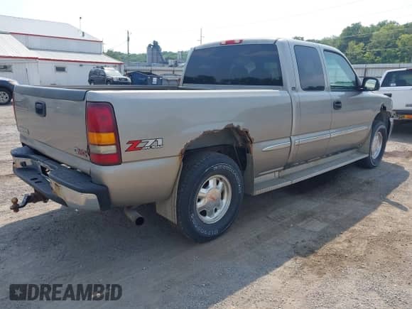 2002 GMC Sierra 1500 SLE z VIN 2GTEK19T921426568, wystawiony jako IAAI lot #42930637 z przebiegiem 141 980 mil mil oraz . Historia ofert i sprzedaży dostępna na DreamBid. Obrazek 4.