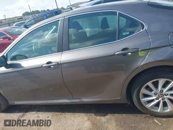 2021 Toyota Camry LE z VIN 4T1C11AK6MU594216, wystawiony jako IAAI lot #42732884 z przebiegiem 102 694 mil mil oraz . Historia ofert i sprzedaży dostępna na DreamBid. Obrazek 13.