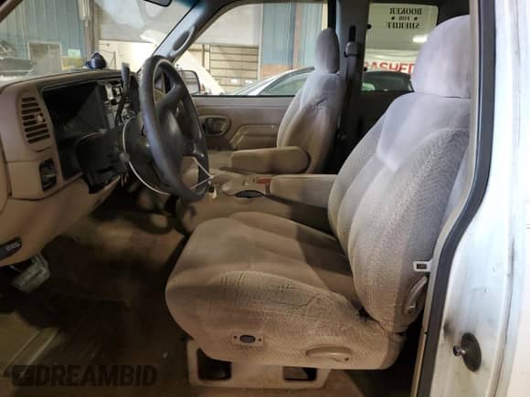 1996 GMC Sierra 1500 z VIN 2GTEC19R3T1500831, wystawiony jako Copart lot #50423235 z przebiegiem 302 075 mil mil oraz Szkoda całkowita • Salvage title. Historia ofert i sprzedaży dostępna na DreamBid. Obrazek 7.