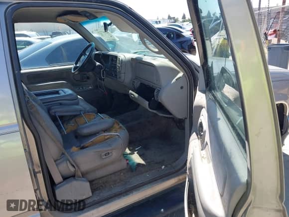 1999 Chevrolet Suburban z VIN 3GNEC16R0XG270822, wystawiony jako IAAI lot #42397271 z przebiegiem 242 250 mil mil oraz . Historia ofert i sprzedaży dostępna na DreamBid. Obrazek 5.