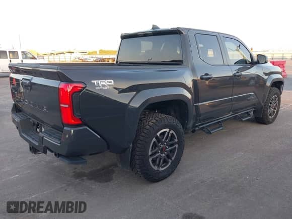 2024 Toyota Tacoma SR5 z VIN 3TMLB5JN8RM080821, wystawiony jako IAAI lot #43198796 z przebiegiem 13 169 mil mil oraz . Historia ofert i sprzedaży dostępna na DreamBid. Obrazek 4.