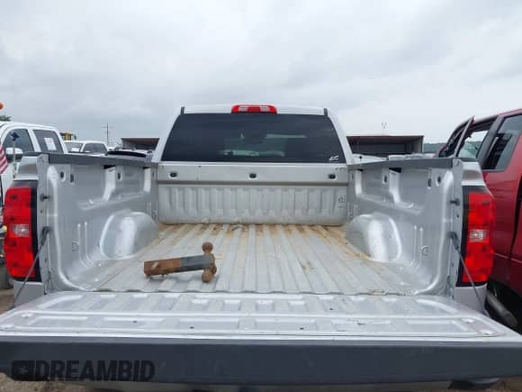 2019 Chevrolet Silverado 1500 LT z VIN 2GCVKPEC4K1153743, wystawiony jako IAAI lot #42760344 z przebiegiem 180 297 mil mil oraz . Historia ofert i sprzedaży dostępna na DreamBid. Obrazek 17.